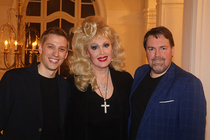 Münchens 2.Bürgermeister Dominik Krause, Entertainerin und Buchautorin Gloria Gray, "Das Ratschkartell" Gastgeber Andre Hartmann (©Foto: Martin Schmitz)